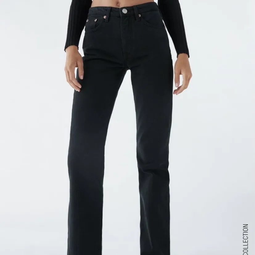 Jeans mid rise straight full length från Zara. Slutsålda i denna storlek, aldrig använda med lappen på! Skriv för fler bilder:) Bud: 370. Jeans & Byxor.