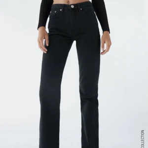 Midwaist Jeans Zara - Jeans mid rise straight full length från Zara. Slutsålda i denna storlek, aldrig använda med lappen på! Skriv för fler bilder:) Bud: 370