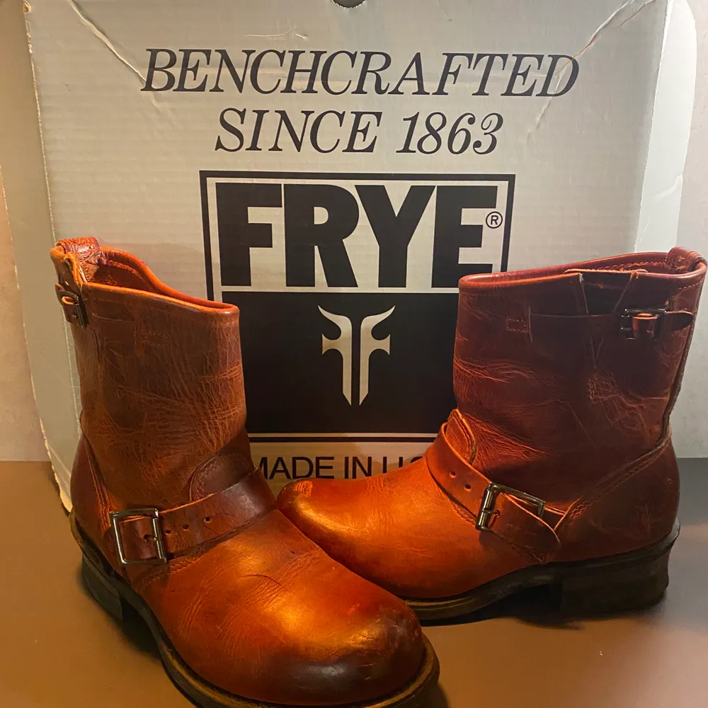 Så snygga röda Frey Boots strl 38. Endast använda 2 ggr. Säljes pga av fel storlek. Nypris 1999:- . Säljes för 999:-. Skor.