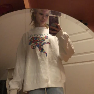 Vintage oversised hoodie - Jag säljer denna skit coola vintage oversised hoodien men ett coolt tryck! Är väldigt oversised på mig som har vanligt vis xs elr s! Kan posta elr mötas upp i Stockholms området/Lidingö❤️💞🥰 frakt tillkommer om jag postar!