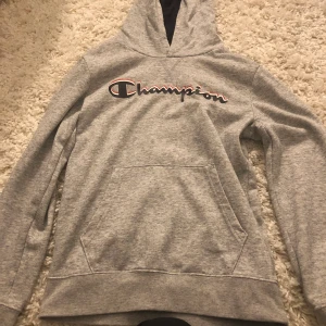 Champion hoodie - Superfin champion hoodie, passar inte mig längre så därför jag säljer. Ungefär storlek xs men storlek large hos kidsbrandstore. Säljer för 80kr