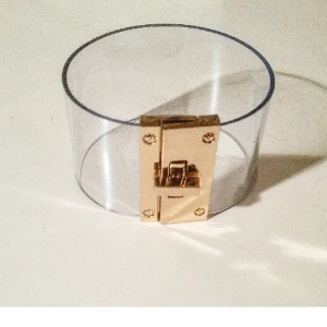  - genomskinligt armband av plast. Moderiktigt och stilrent.