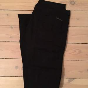 Klassiska svarta byxor i stretchigt material från Peak Performance i storlek 26/32. I använt fint skick.
Kan mötas upp i Stockholm eller skickar gärna men mottagaren står då för frakten.