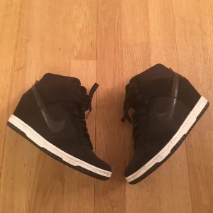  - Säljer mina Nike dunk sky High. Nike skor med inbyggd klack. Använda 1 gång.