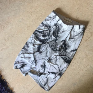  - Märkeskjol köpt på en sån där megasupersale för dyra kläder... Älskade den men insåg att det inte var min stil. Kan mötas upp eller posta!