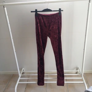  - Vinröda tights i plysch från monki i storlek S. 

Frakt betalas av köparen. 