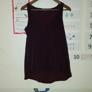  - Linne från Kappahl. nyskick.
den är bordeux i färgen.
Lite längre bak. jättesnygg modell men för stor för mig.

50kr+to rakt
betalning via swish