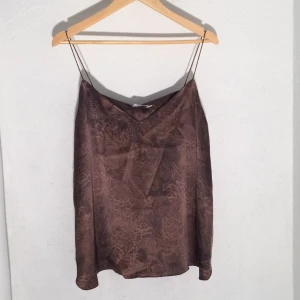  - ⭐️Silkestopp från Weekday
Strl M men lite stor strl M
Tar swish, kan mötas upp i Stockholms innerstad.
Köparen står för frakten.