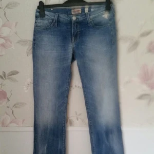  - Jeans från Replay. Ger sig jätte fin rumpa med mindre fickor. Sitter bra.  storleken är 28 32