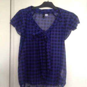  - Väldigt fin blus från hm. Knappt använd/ i väldigt bra skick. Man kan även knyta en rosett framtill om man vill 