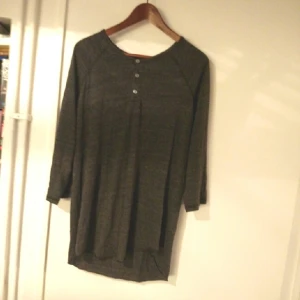  - T-shirt med 2/3 arm,  av märket alternative earth. Tunt tyg med lite nedgång på baksidan, även knappar vid kragen om man har stor hals. 