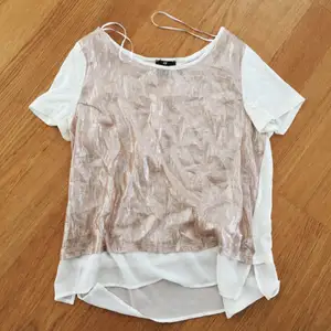 Riktigt fin topp/T-shirt från H&M i storlek L. Passar även S-M om man vill att den sitter lite löst. Använt 1 gång. 35kr + frakt (ev mötas upp i Stockholm)