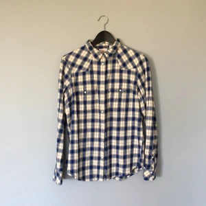  - Flanellskjorta från Levi's strlk L men passar också en M. Skjortan är helt oanvänd. Först till kvarn!