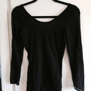  - Body som är transparent upptill. 