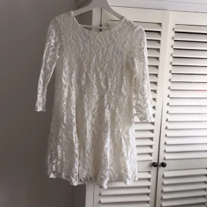  - Super fin spetsklänning från Nelly 
Använd 1 gång.