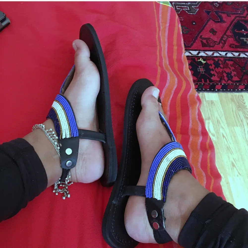 Säljer dessa vackra hemmagjorda masaj sandaler straight outta Kenya.🇰🇪 dessa sandaler har skapats av kvinnor i Kenya med sämre förutsättningar i samhället så att köpa dessa skulle bidra med något till det bättre. 
P.S har flera av dessa sandaler i andra färger på lager.. Skor.