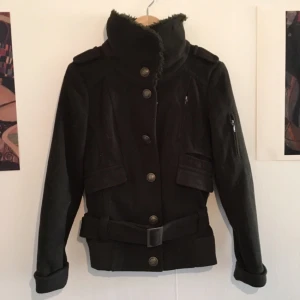  - Kort mörkgrön jacka med "lurvig" krage. Jättefin! 