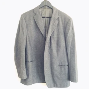  - Fin kavaj i filtigt material av okänt märke. Står ingen storlek men skulle säga att det är en Large. Fint mjukt material på insidan som glider på kroppen smidigt!