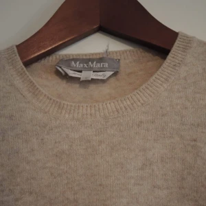  - Beige cashmere-tröja från MaxMara. Varm och skön