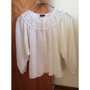  - Tröja

Stl: S
Pris: 100:- + frakt
Märke: Miss Milla