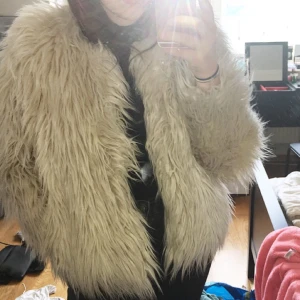  - Vit gosig fuskpäls 