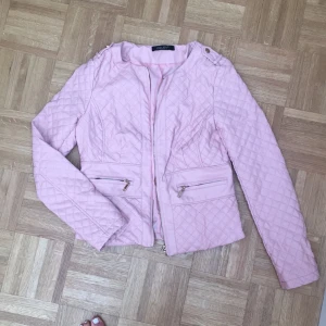  - Fake skinnjacka, superfin och nästan oanvänd, passar storlek S-M