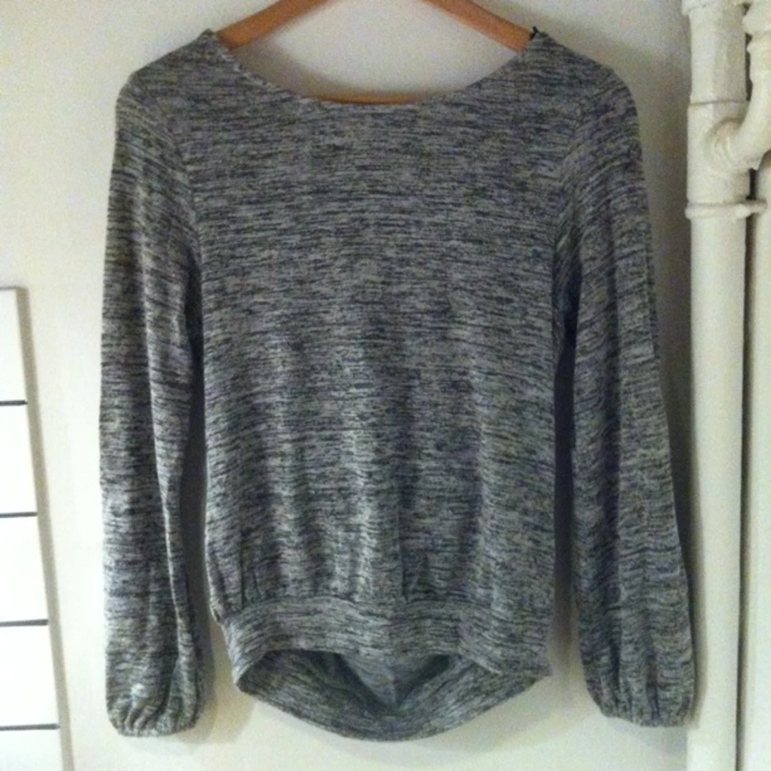 Tröja från Urban Outfitters med djup rygg. Liten i storlek, funkar som S i st.f. M.