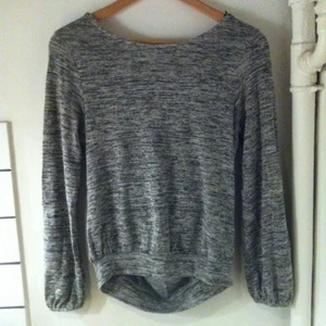 Tröja från Urban Outfitters med djup rygg. Liten i storlek, funkar som S i st.f. M.  - Tröja från Urban Outfitters med djup rygg. Liten i storlek, funkar som S i st.f. M. 