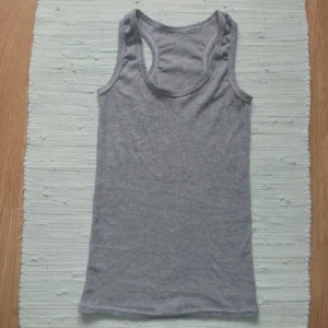  - Helt oanvänt linne. ribbad trikå.