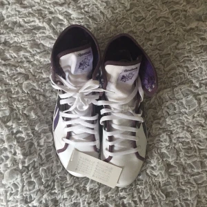  - Oanvänd snygg dojja från Reebok. Oanvänd pga storlek.  FRI FRAKT !