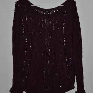  - Stickad tröja från H&M. Storlek M. Fin vinröd färg