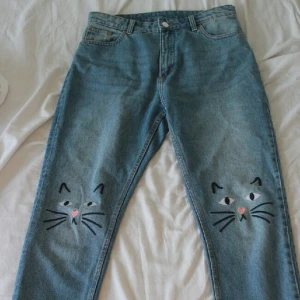  - jeans i modellen "kimono" från monki, slutsålda i affären. köpta för 499, använda en gång. storlek 30 :) skulle säga att det är en storlek 40 typ. 