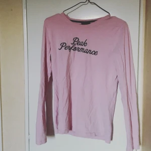  - Peak Performance tröja storlek L passar S/M 😊