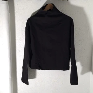  - ⭐️Weekday Polotröja 
Strl M
Tar swish, kan mötas i Stockholms innerstad.
Köparen står för frakten.