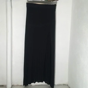  - ⭐️Maxikjol från Brandy Melville (mörkgrå) med slits i sidan.
Strl ONESIZE men passar allt från S-L
Tar swish, kan mötas i Stockholms innerstad.
Köparen betalar frakten.