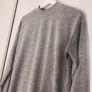  - En lite längre tröja/tunika (går att använda som klänning) med turtleneck från Gina Tricot.
Passar perfekt till hösten🍂🍁