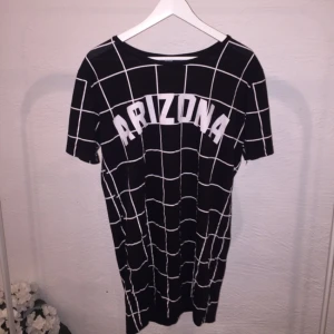  - En svart T-shirt klänning från Bikbok, använd ett fåtal gånger. Bra längd på T-shirt klänningen

Hör av dig om du har några frågor! ☺️