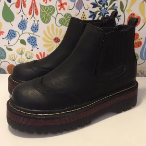  - Helt oanvända boots, köpta från Romwe men blev såklart fel storlek... Passar någon med smalare fötter, märkta som storlek 37 men jag tror de är 36,5. 