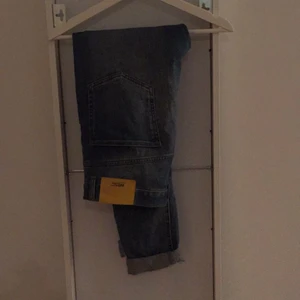  - Wesc jeans tapered fit. Modellen heter PETER. Tyvärr för stora för mig.