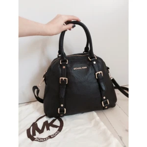  - Äkta svart Michael Kors väska i mjukt kalvskinn. Inköpt för 3700 kr. Dustbag medföljer. Obs: axelbandet hör inte till väskan men kan ingå i köpet. Generellt i bra skick, varsamt använt men har mindre slitage på metalldetaljerna.