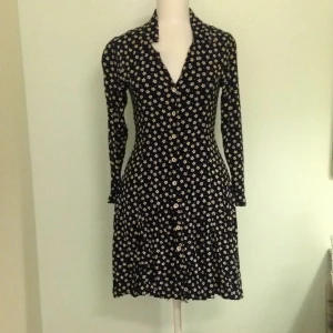  - Blommig skjortklänning med knyt bak. 90-tal. Från Flash. Kan skickas.