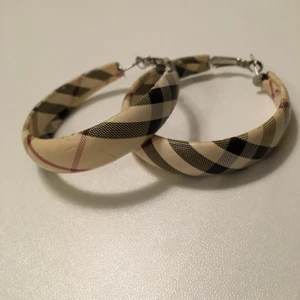  - Örhängen i skin-imitation, använda två gånger. Köparen står för frakten ✨