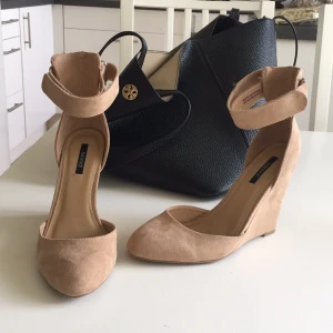  - Beigea wedges från Forever 21. Aldrig använda, endast provade! 