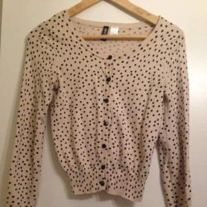  - Prickig finstickad kofta från HM Divided, Storlek 34, 100% Bomull. Bra kvalité och använd ett fåtal gånger så i mycket bra skick! 