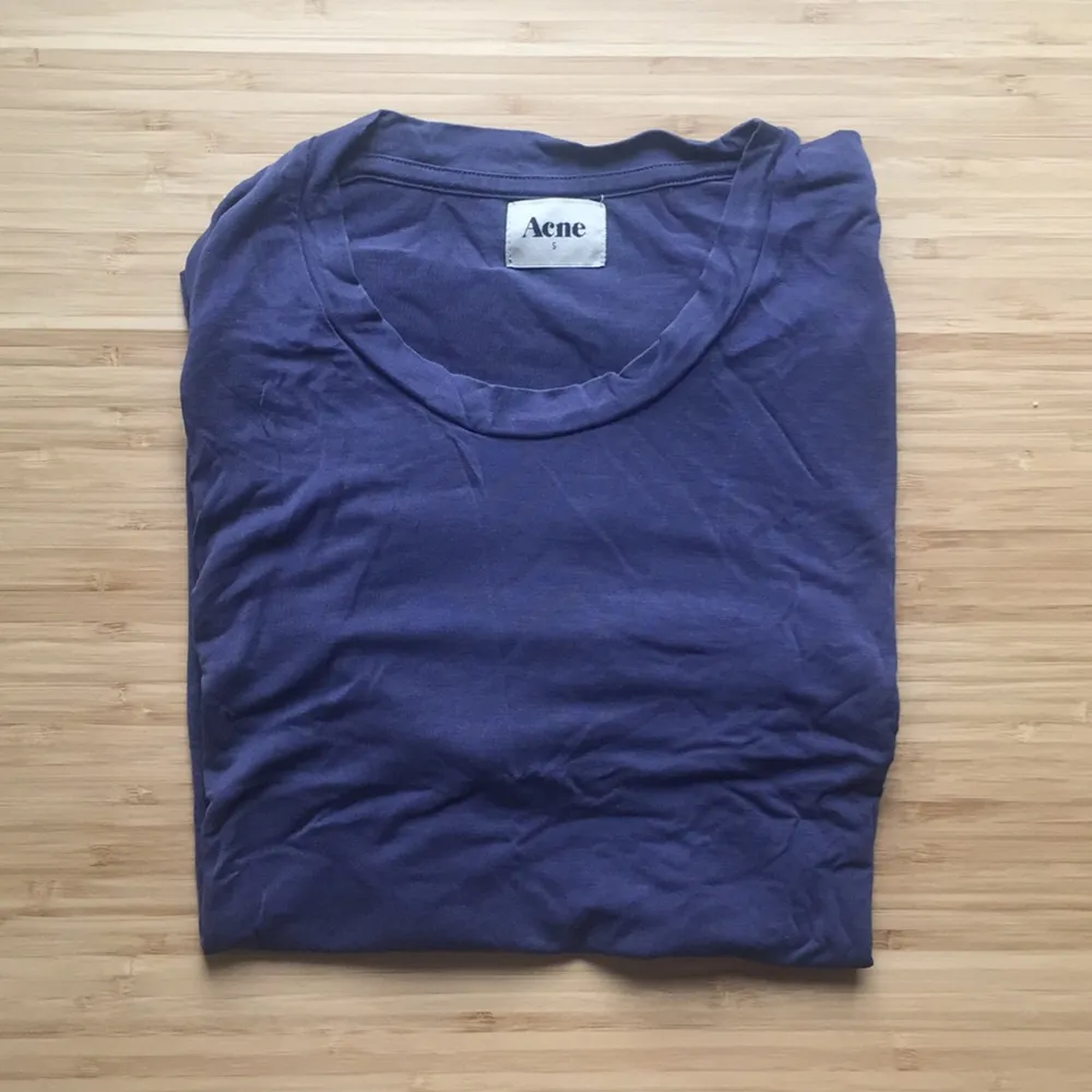 Blå/lila t-shirt från Acne. Fint skick. Skjortor.
