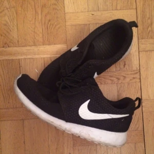  - Säler ett par Nike Roshe Run skor! Är i bra skick! Har haft de för 2månader!