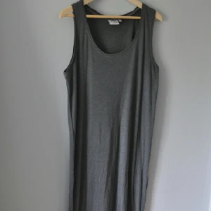  - Halv lång klänning (fick inte med hela på bilden ) 

lite stor i storleken 

FRAKT TILLKOMMER (Kan samfrakta) 