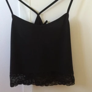  - Fin topp från H&M, 100 % polyester, använd sparsamt 