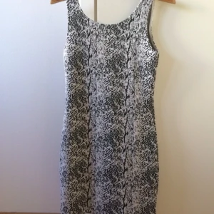  - Klänning från HM, 97 % polyester, 3 % elastane. Använd ett fåtal gånger