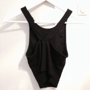  - Svart linne / magtröja 